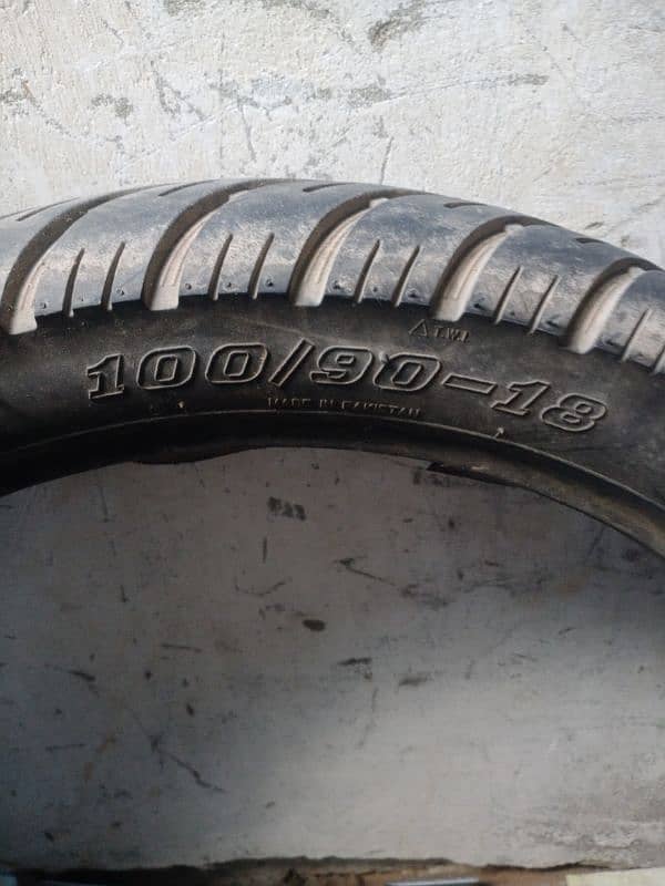 Suzuki 150 genuine silencer and tyre new tyre 6 month use price 8500 7