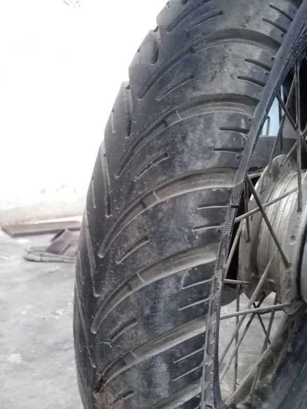 Suzuki 150 genuine silencer and tyre new tyre 6 month use price 8500 9