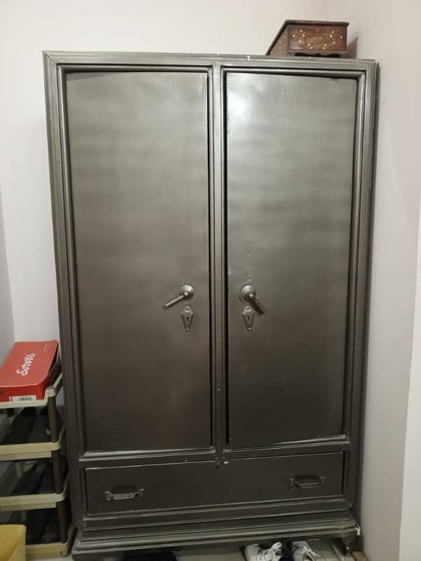 Almari 2 door solid condition good ha 0/3/0/1/8/6/6/4/2/4/4 0