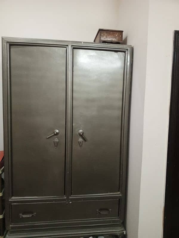 Almari 2 door solid condition good ha 0/3/0/1/8/6/6/4/2/4/4 3