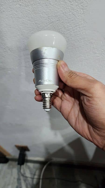 Maxcio Wifi smart bulb 1