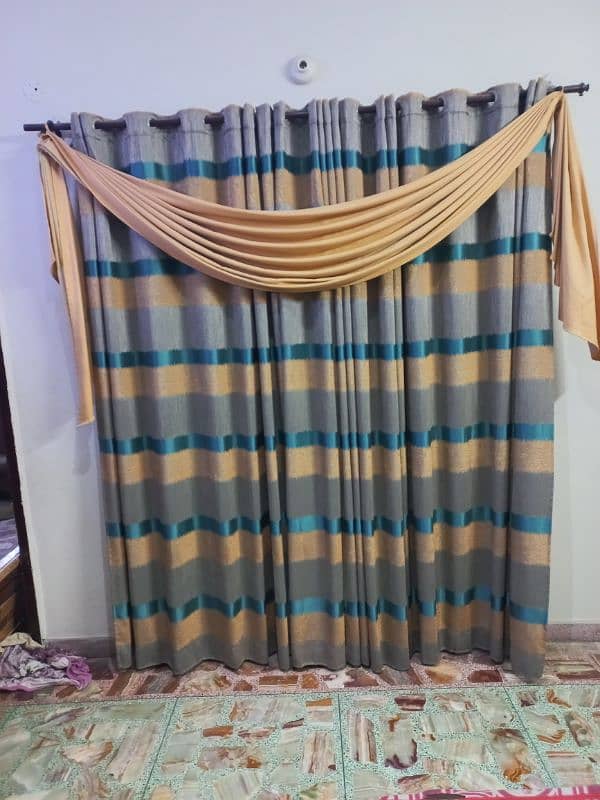 5 curtains 2 jahalar ke sath hai quality boht achi hai bikul saaf hai 4