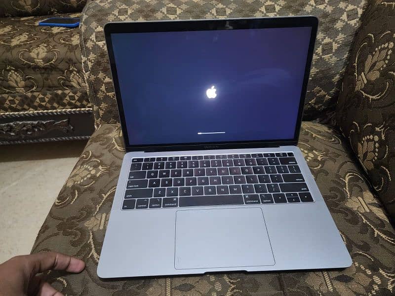 Macbook air 2018  10/10 condition  256 Gb 1