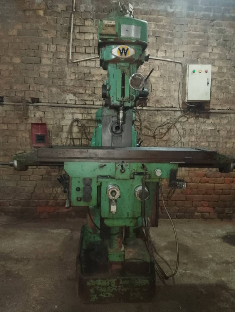 UNIVERSAL MILLING MACHINE 0