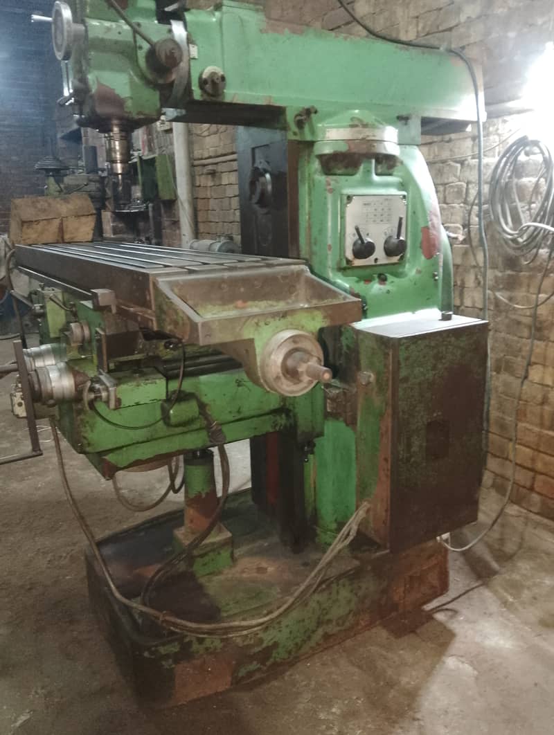 UNIVERSAL MILLING MACHINE 3