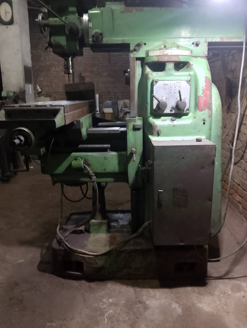 UNIVERSAL MILLING MACHINE 4