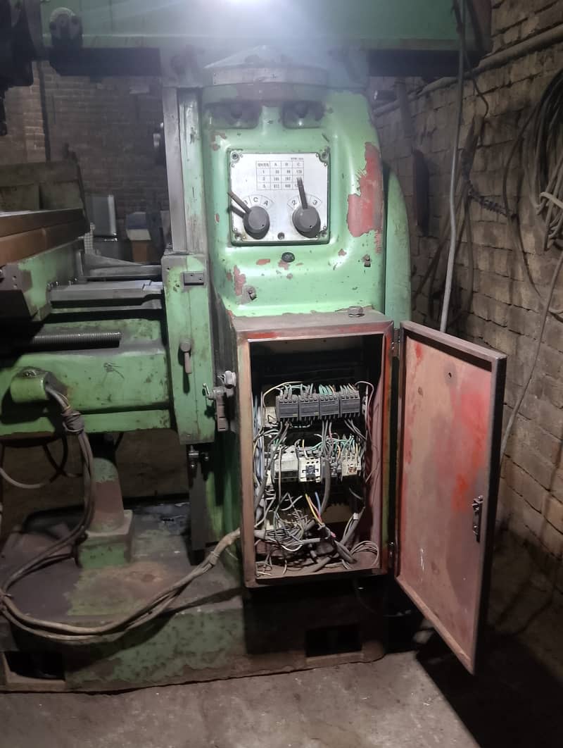 UNIVERSAL MILLING MACHINE 5