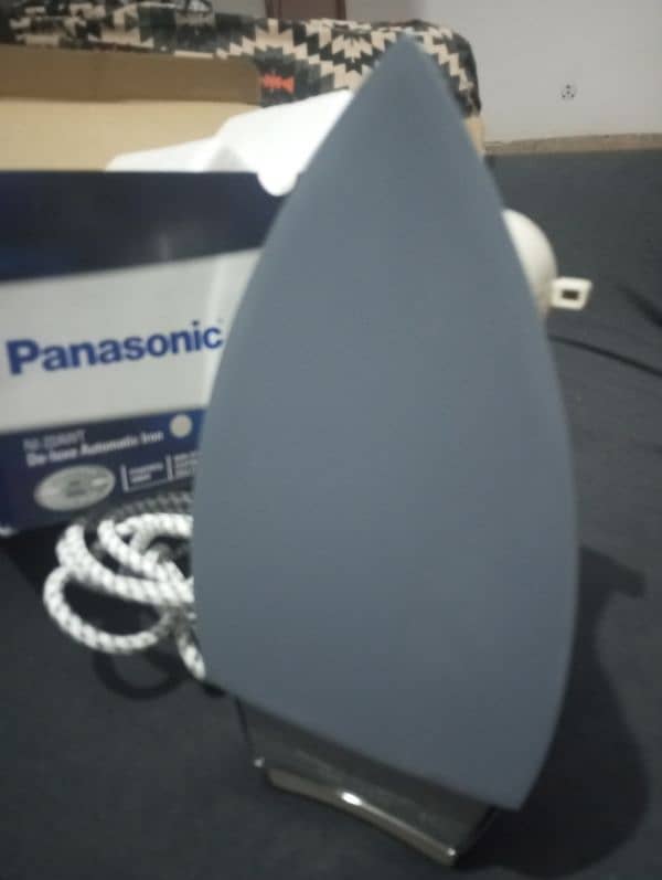 Panasonic NI-22AWT Deluxe Automatic Iron 1