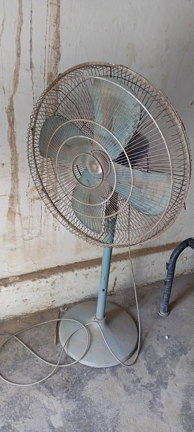 Pedestal fan 0