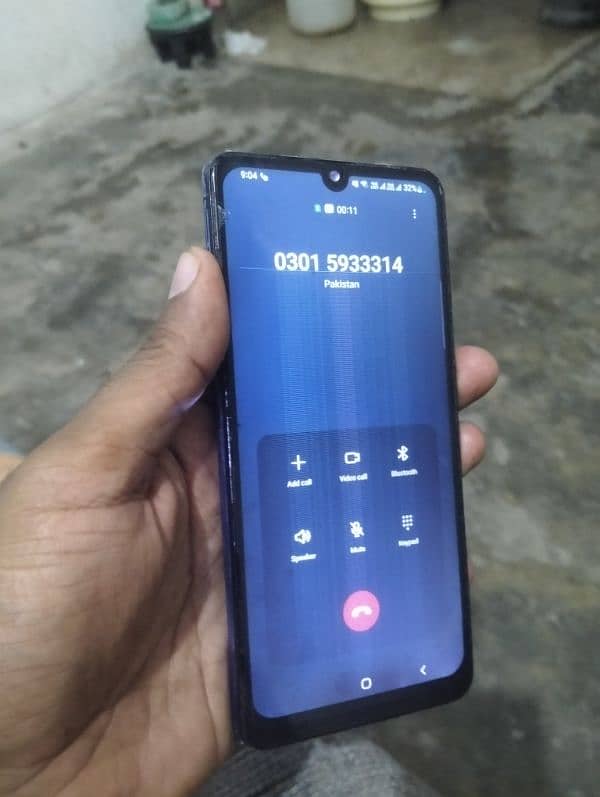 samsung a31 4 128gb lcd nichy akr khrab hogi ha 0