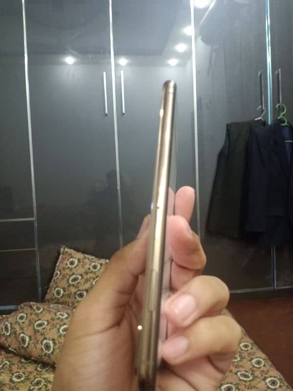 iphone xs max  50k 5