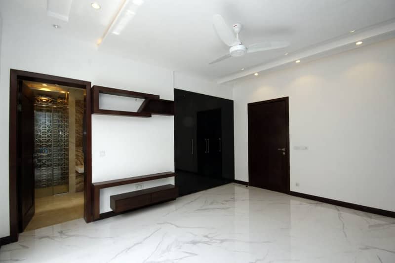 1 Kanal Alluring Upper Portion On Top Location For Rent in DHA Phase 4 Lahore 0