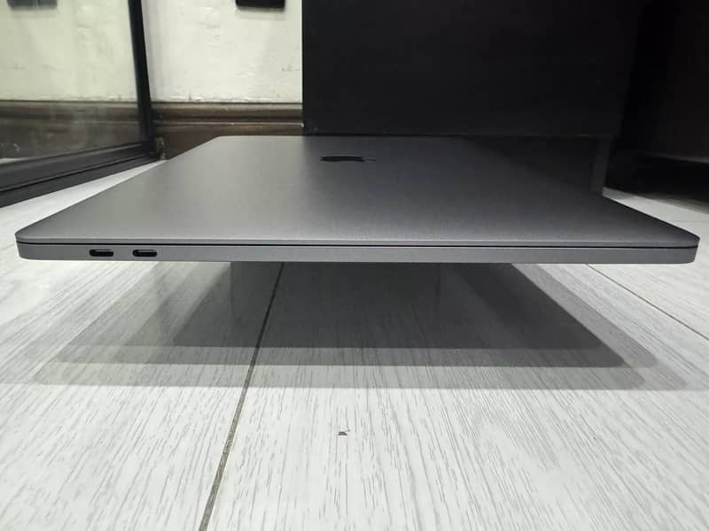 2019 Apple MacBook Pro 15" 1TB SSD,16GB RAM 3