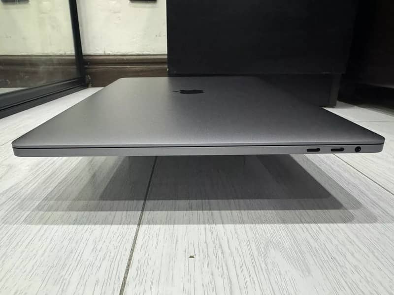 2019 Apple MacBook Pro 15" 1TB SSD,16GB RAM 4