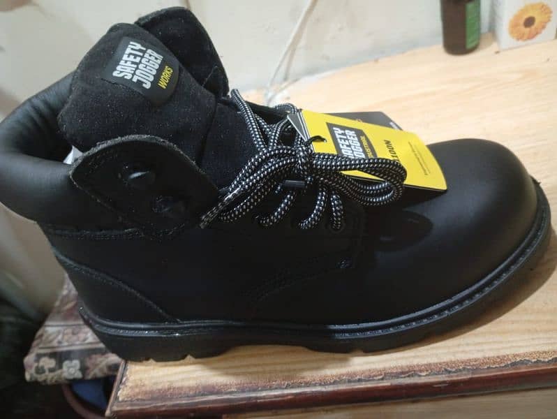 Safety shoes for sale Brand new size 8(41) 1