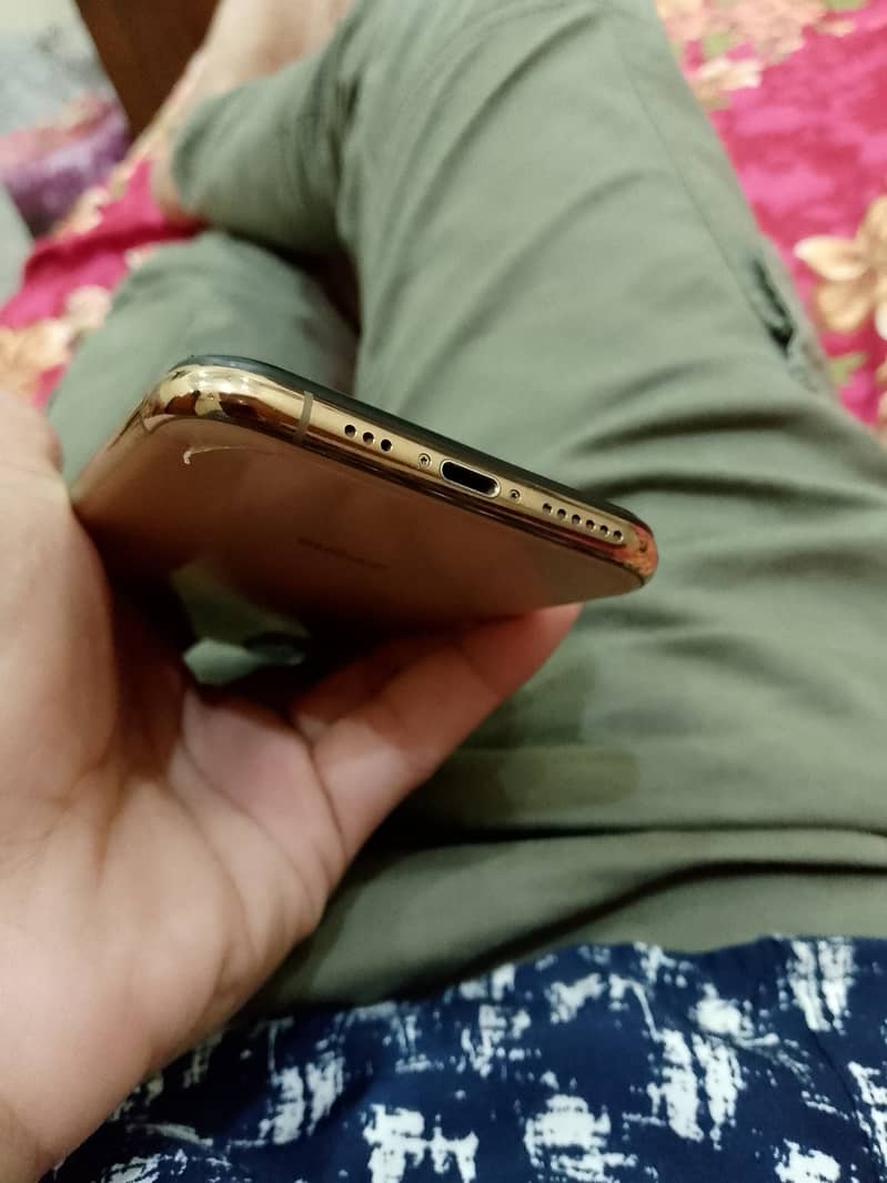 iPhone XS Gold color 64GB Urgent for sale serious byar hi contact kary 1