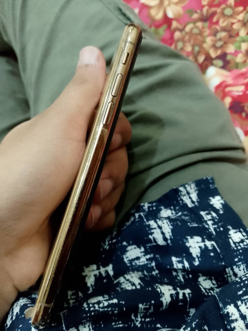 iPhone XS Gold color 64GB Urgent for sale serious byar hi contact kary 2