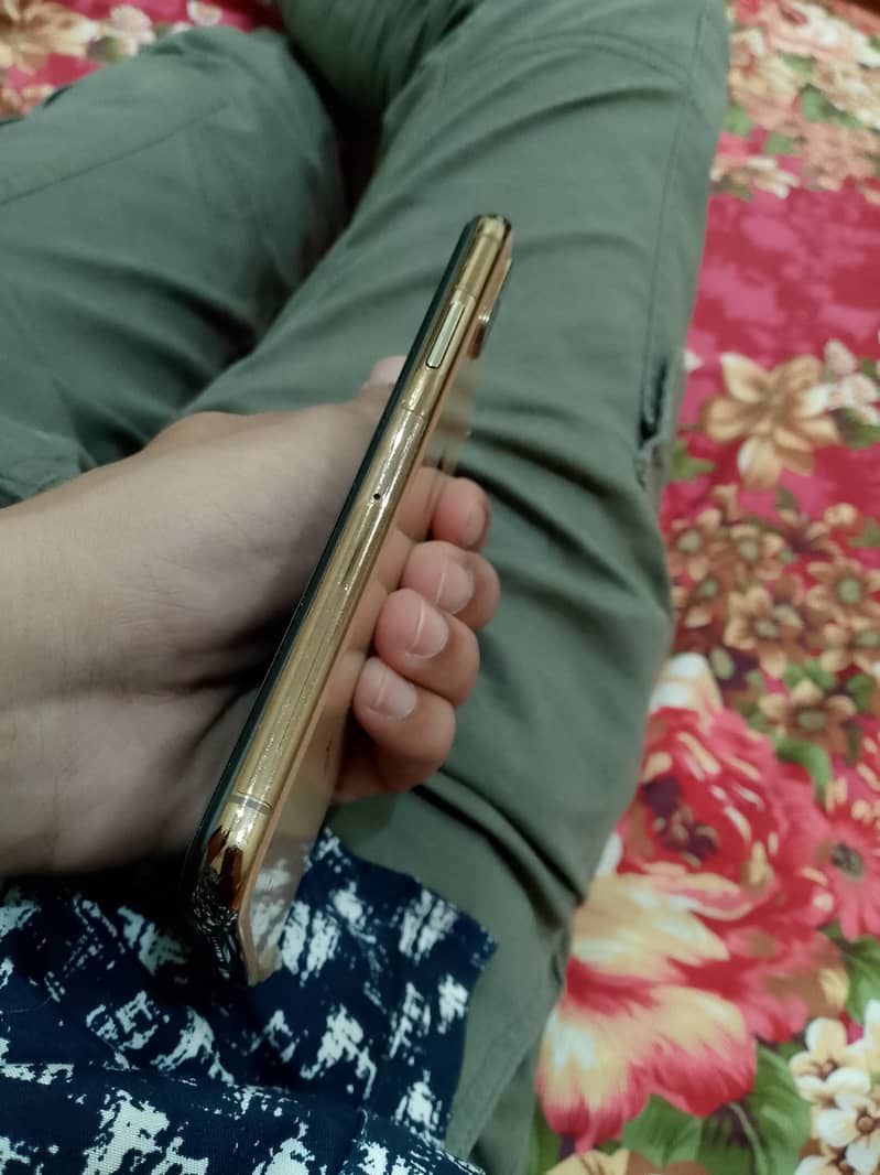 iPhone XS Gold color 64GB Urgent for sale serious byar hi contact kary 3