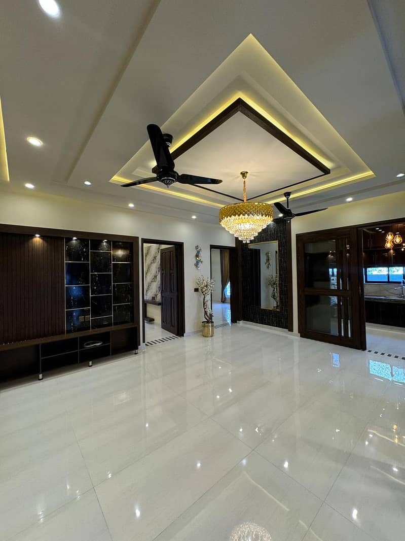 10 MARLA LUXURY HOUSE FOR RENT AT PRIME LOCATION OF BAHRIA TOWN 2