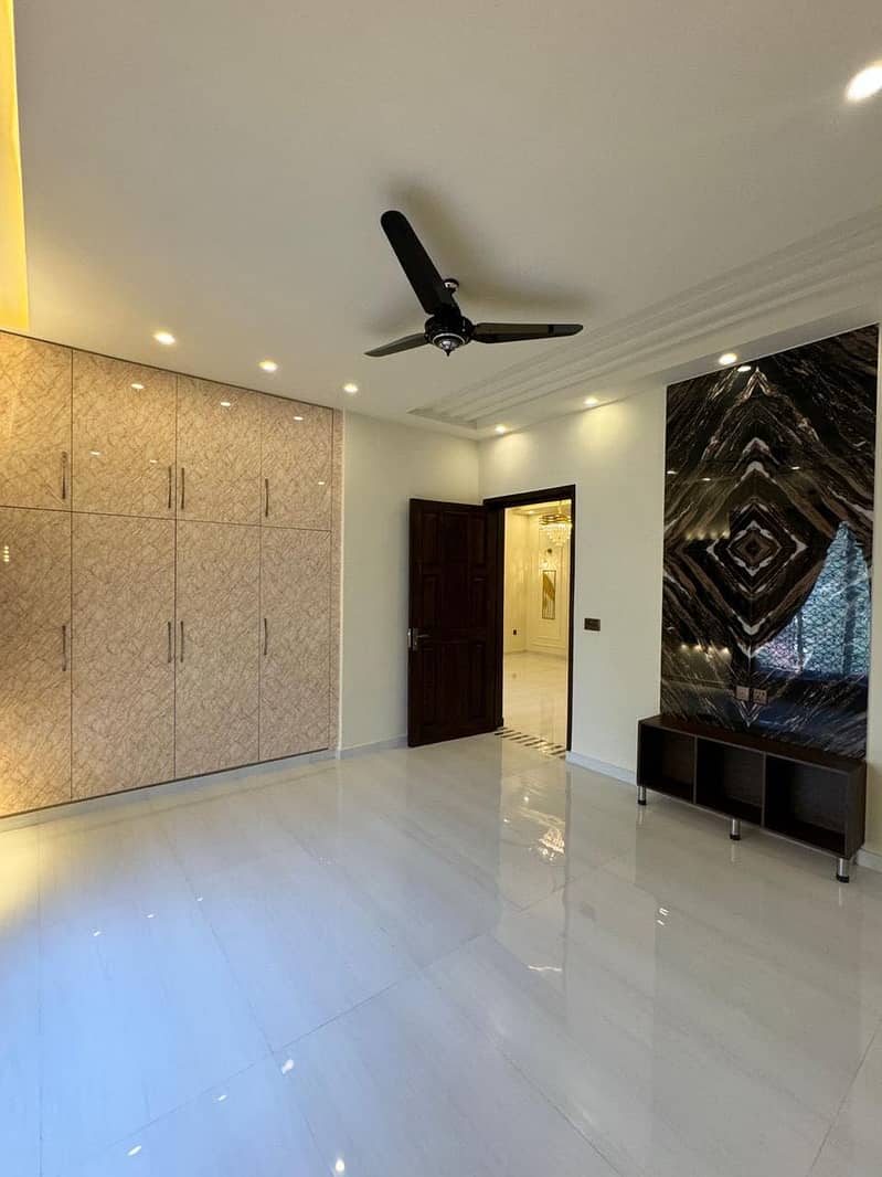 10 MARLA LUXURY HOUSE FOR RENT AT PRIME LOCATION OF BAHRIA TOWN 10