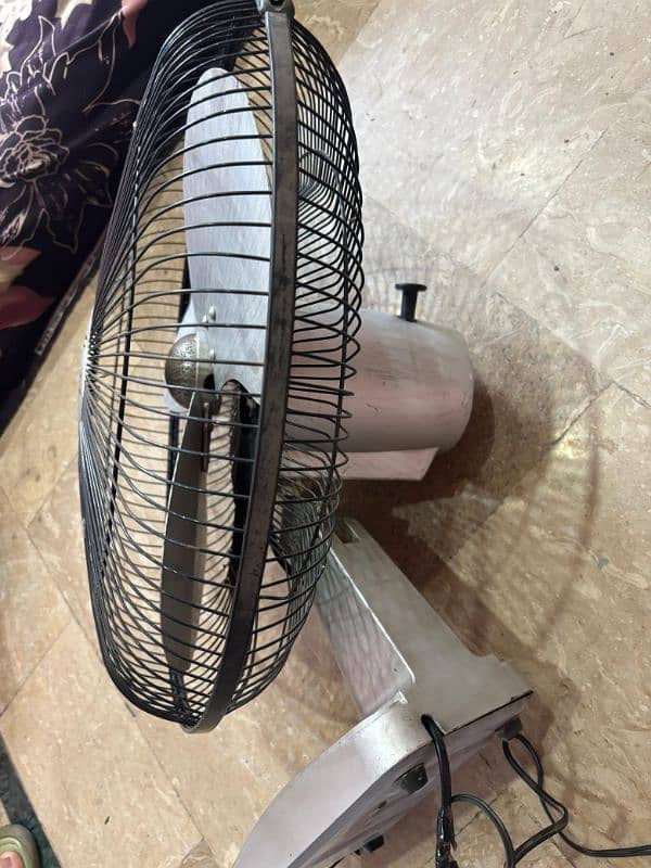 bracket fan in a good condition 2