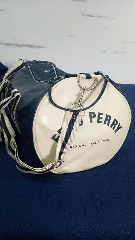 Fred Perry Classic barrel Bag 1