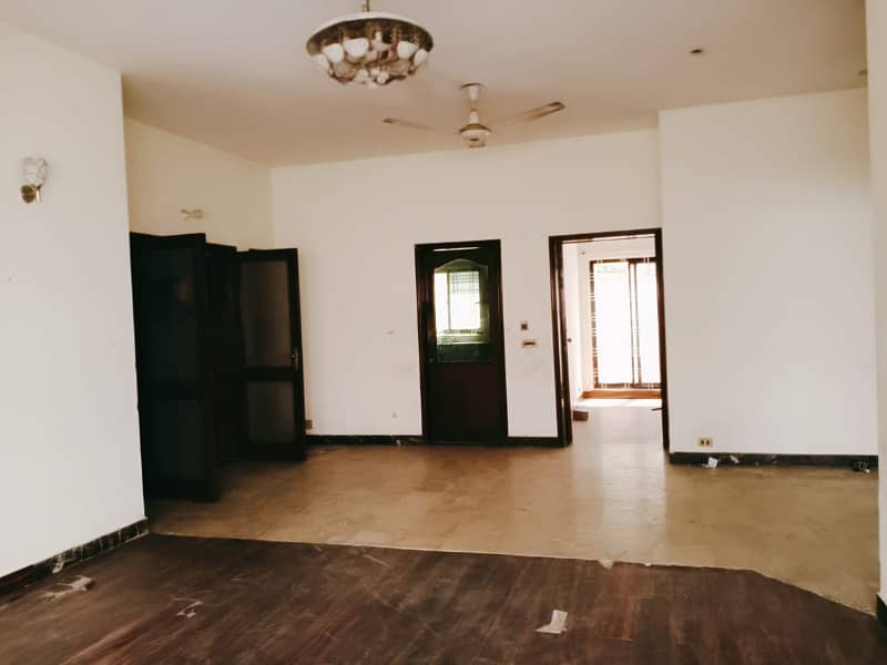 Cantt properties offers 1 Kanal old House for sale in Cavalry ground cantt 0