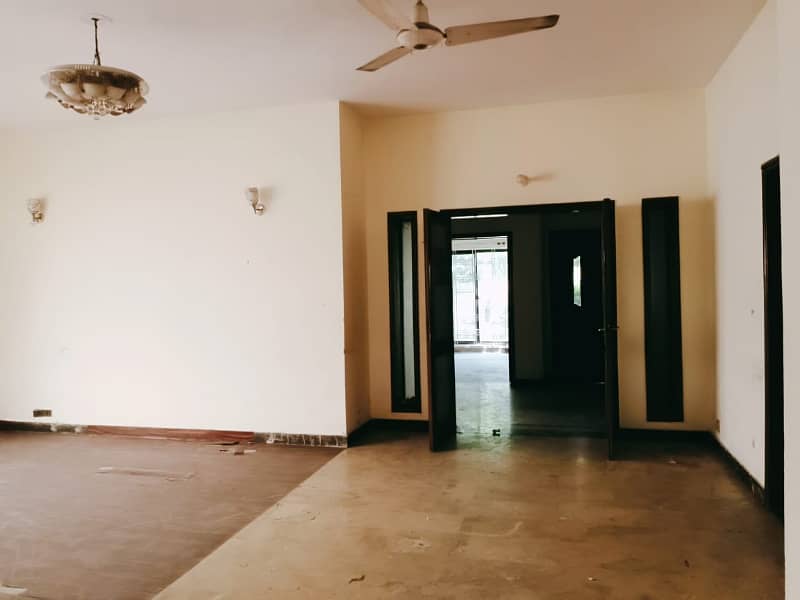 Cantt properties offers 1 Kanal old House for sale in Cavalry ground cantt 7