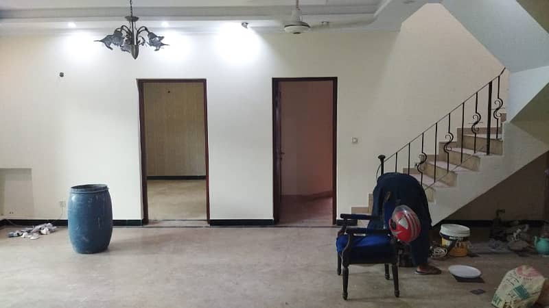 Cantt properties offers 1 Kanal old House for sale in Cavalry ground cantt 16