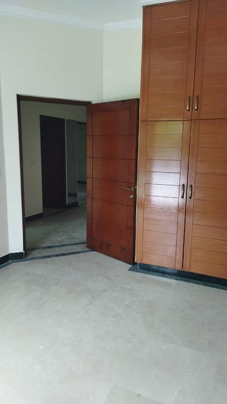 Cantt properties offers 1 Kanal old House for sale in Cavalry ground cantt 23