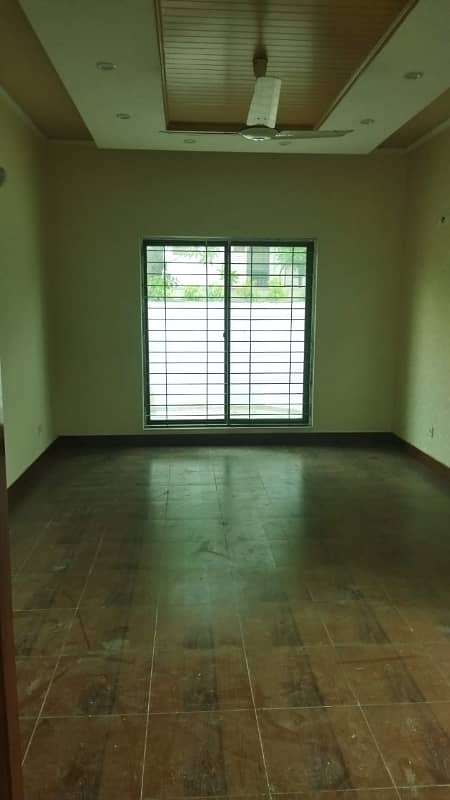 Cantt properties offers 1 Kanal old House for sale in Cavalry ground cantt 27