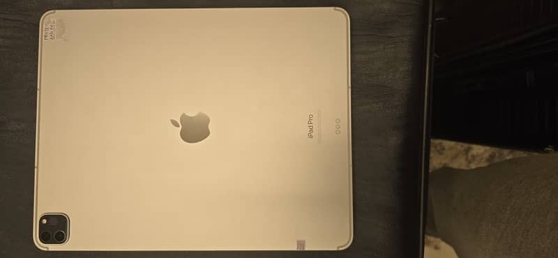 Apple iPad Pro 12.9 (6th Generation) 1