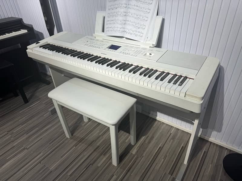 Yamaha Dgx 660 digital piano with all accessories 0