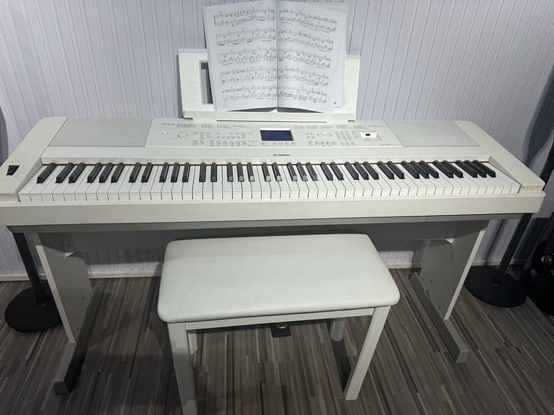 Yamaha Dgx 660 digital piano with all accessories 1