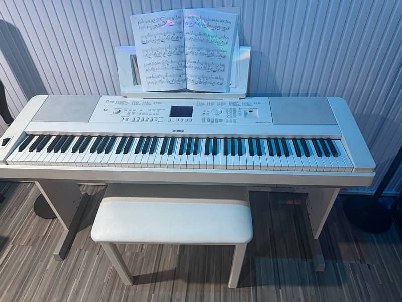 Yamaha Dgx 660 digital piano with all accessories 8