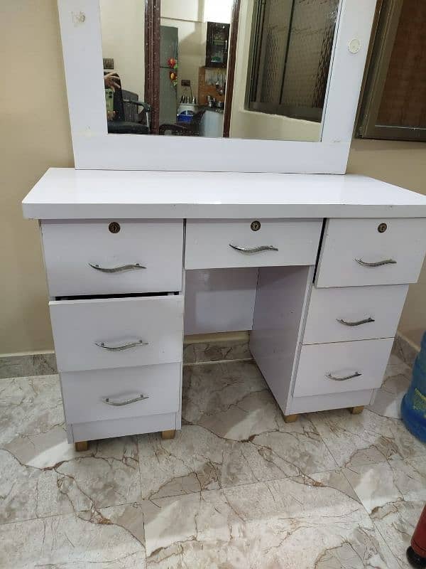 Used dressing table for sale in good quality, 2