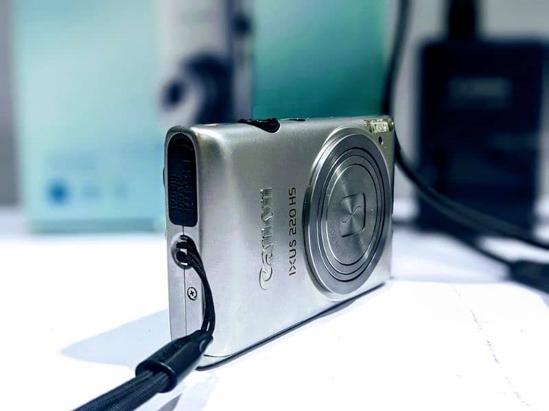 Canon IXUS 220 1