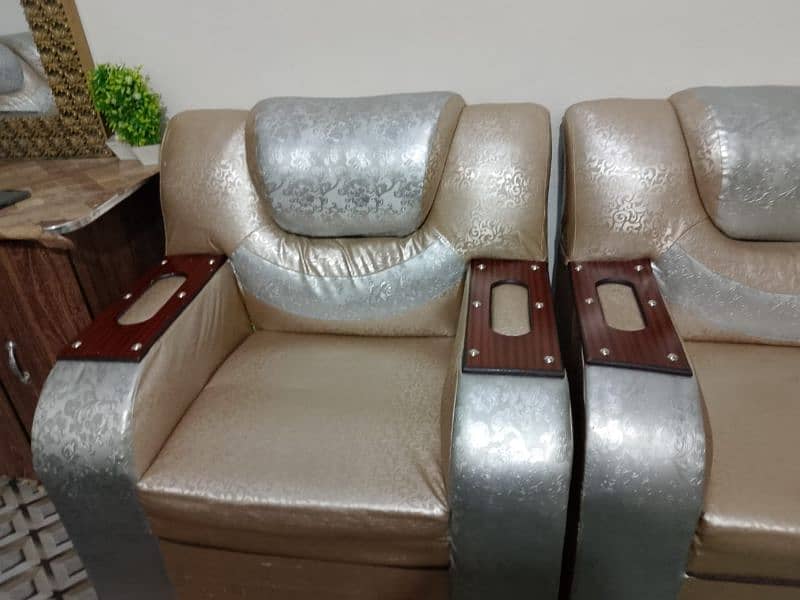 06 Seater Sofa seat, slightly used,looks like a brand new 1