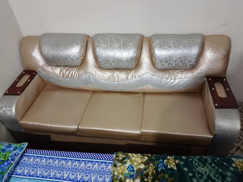 06 Seater Sofa seat, slightly used,looks like a brand new 2