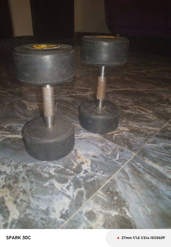 2 4kg dumbbells 10/10 condition 0