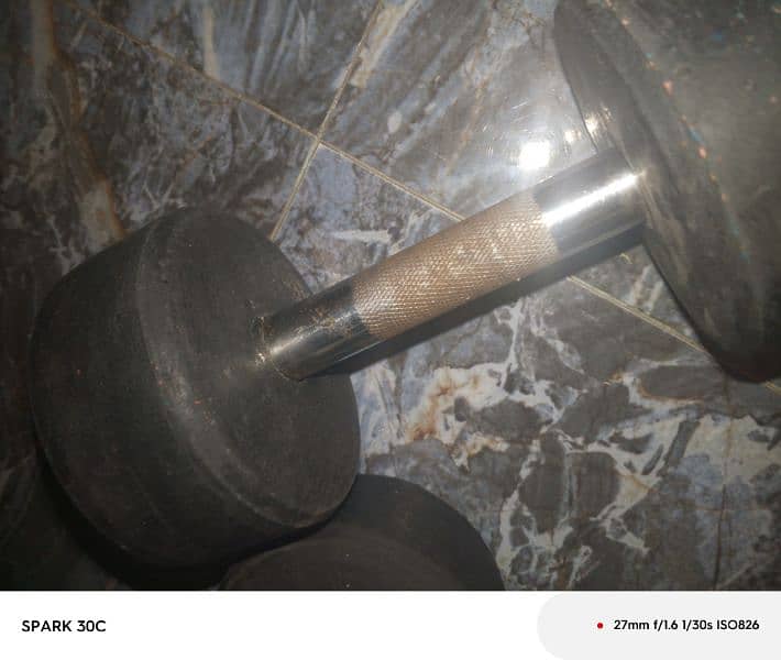 2 4kg dumbbells 10/10 condition 1