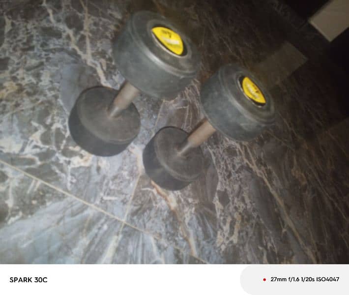 2 4kg dumbbells 10/10 condition 4