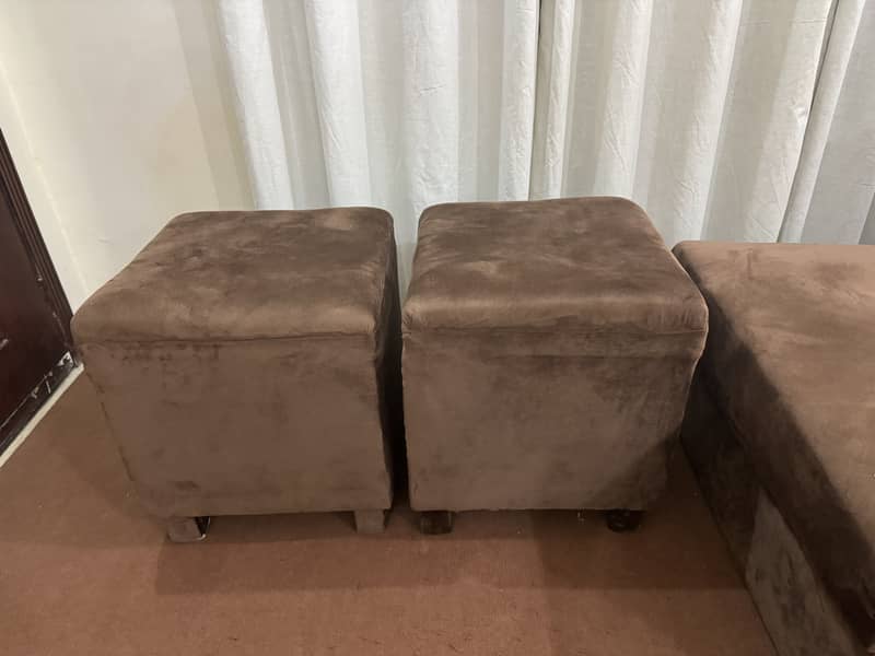 Brown stools 0