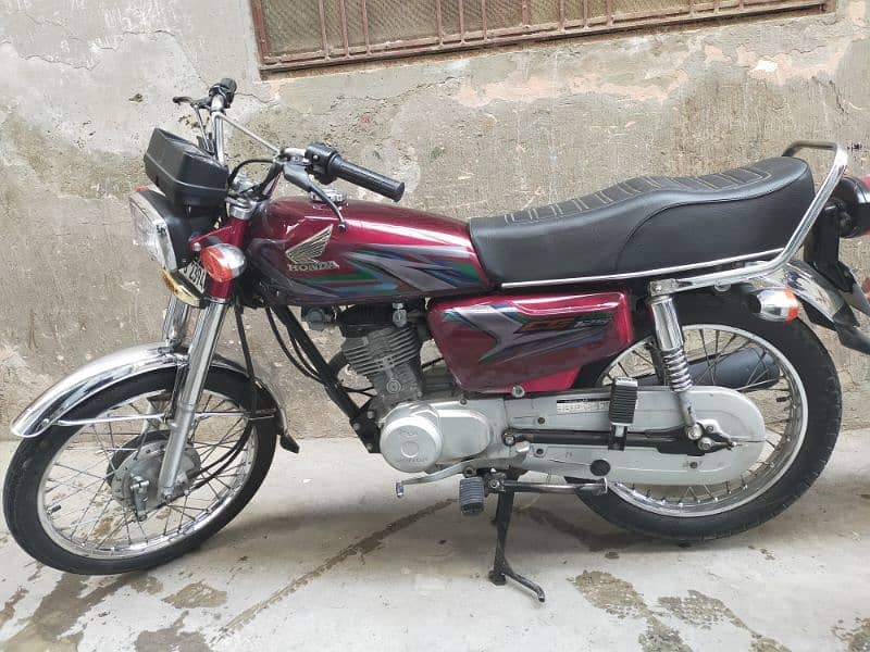 Honda 125  red colour 22/23 2