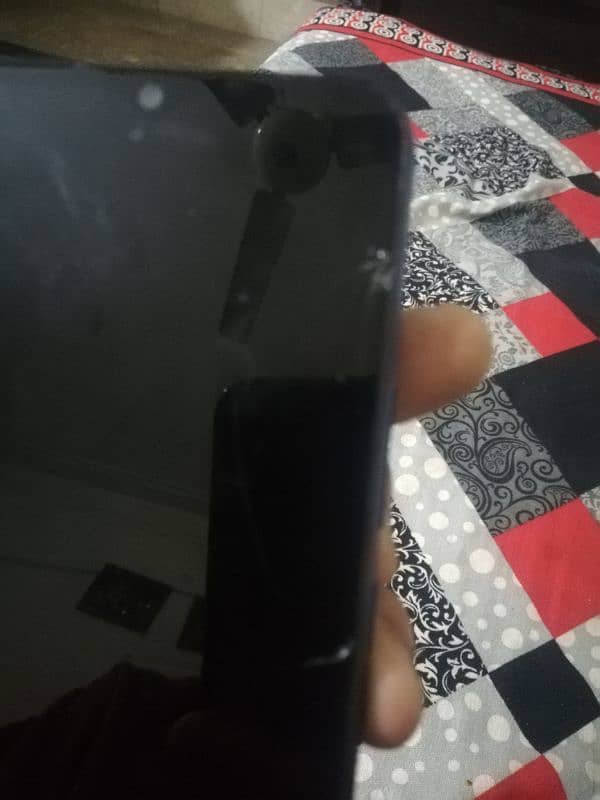 sirf shessha chrack hai side sy phone bilkul ok hai koi masla nhi hai 0