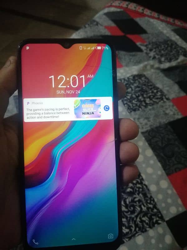 sirf shessha chrack hai side sy phone bilkul ok hai koi masla nhi hai 1