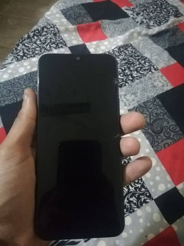 sirf shessha chrack hai side sy phone bilkul ok hai koi masla nhi hai 3