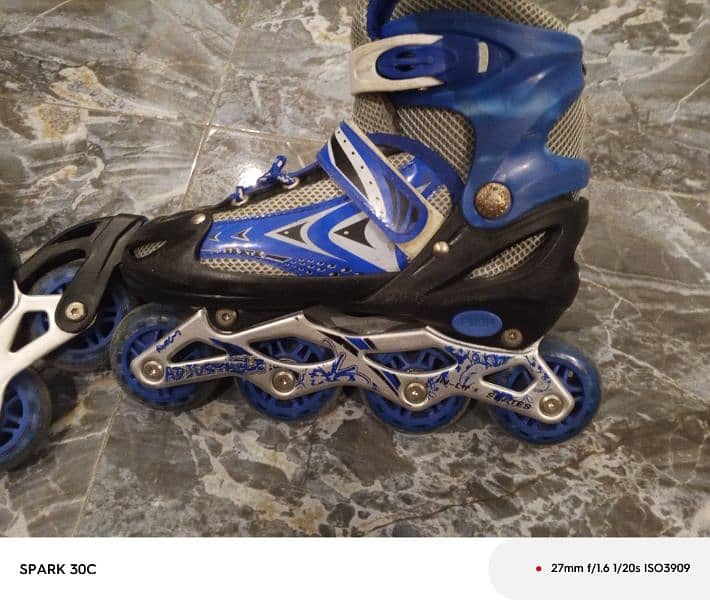 a pair of skates expendable 10/10 condition 3