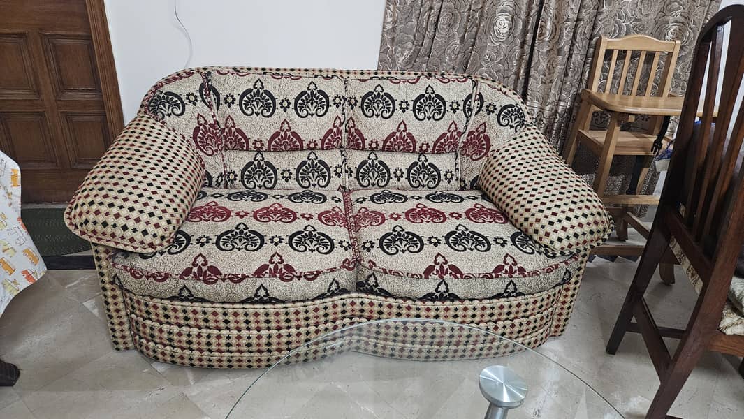 Classic Beige Sofa with floral pattern in Excellent condition & table 0