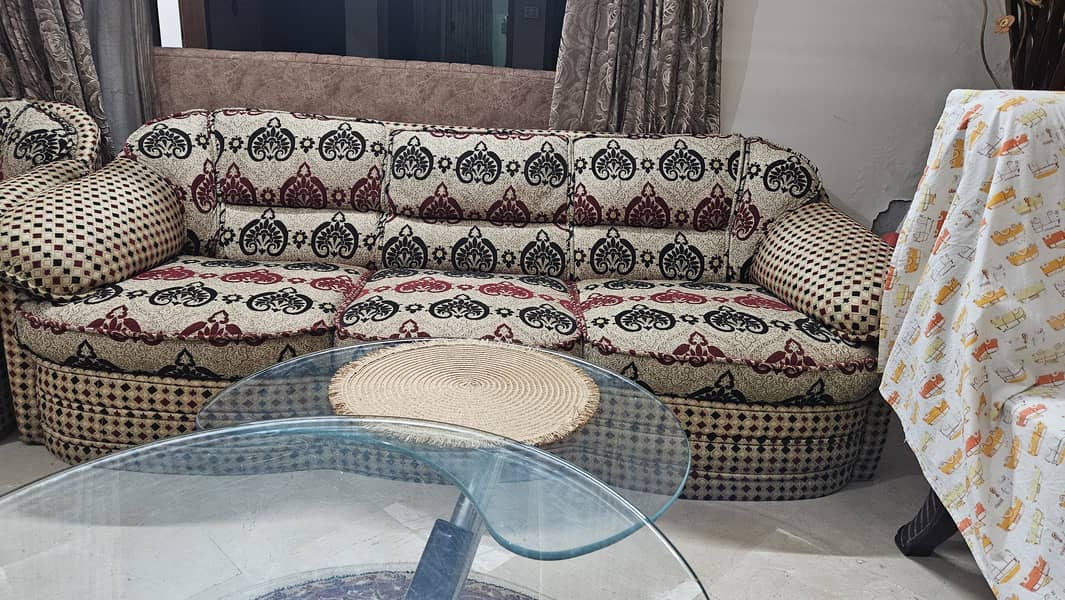 Classic Beige Sofa with floral pattern in Excellent condition & table 2